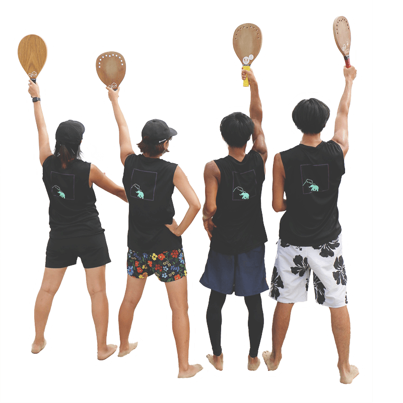 ラケットを天に掲げる4人の後ろ姿